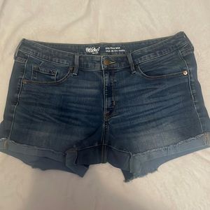 Mossimo jean shorts. Mid-rise midi. Stretchy. Worn twice.